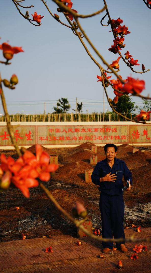關連強十年如一日地守護這片葬著23名無名烈士的墓園。